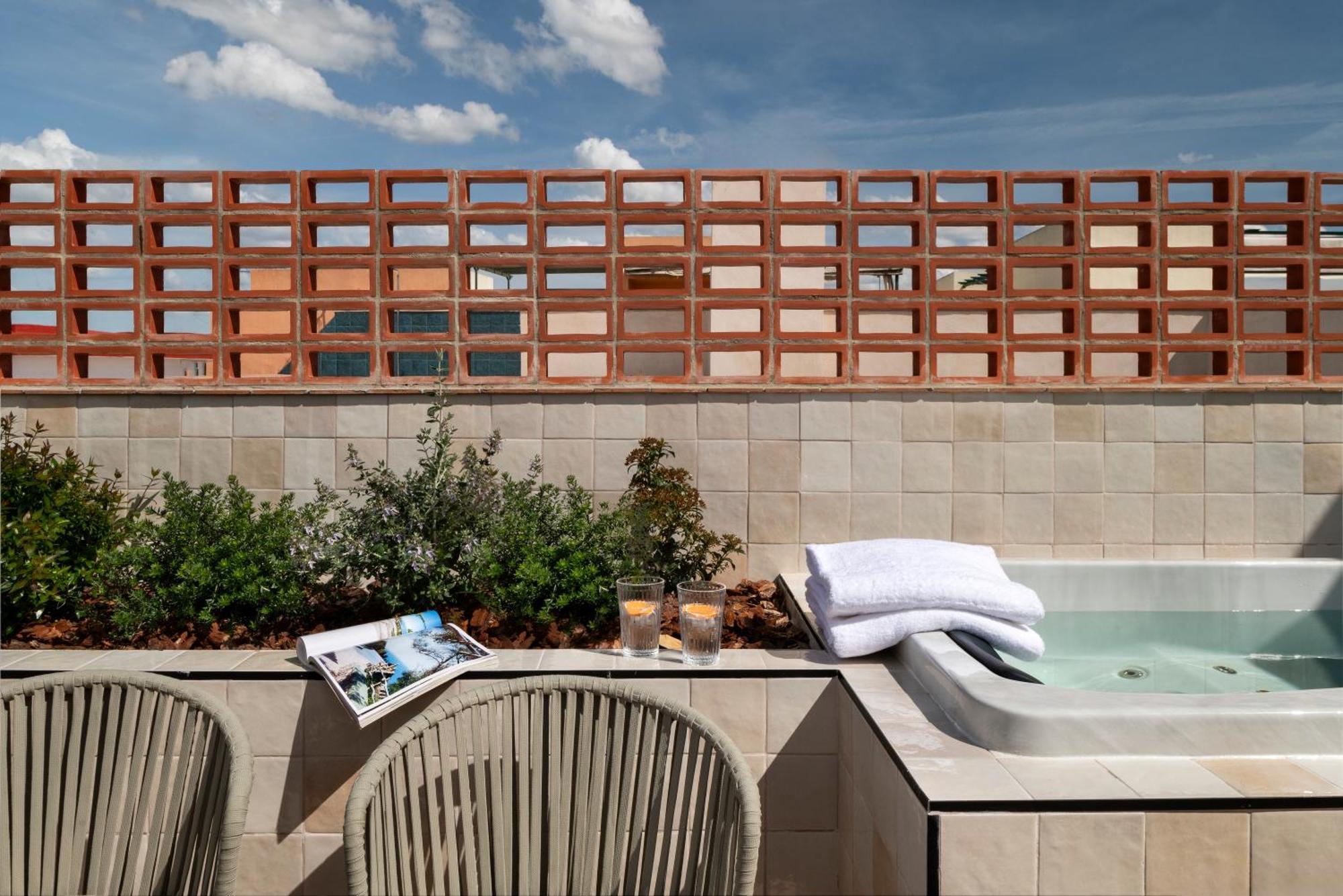 Magno Clavellinas - Pool And Parking